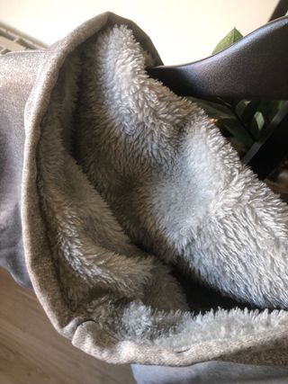 Sudadera gris con cremallera y capucha