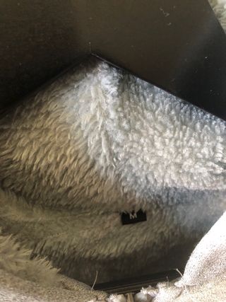 Sudadera gris con cremallera y capucha