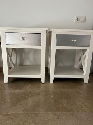 Mesita de noche blanca y plateada