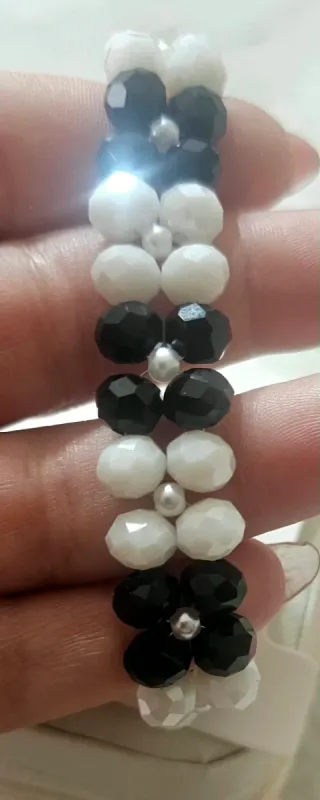 Bracciale perline bianche e nere