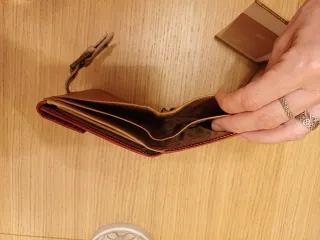 Monedero de piel rojo con hebilla nuevo