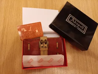 Monedero de piel rojo con hebilla nuevo