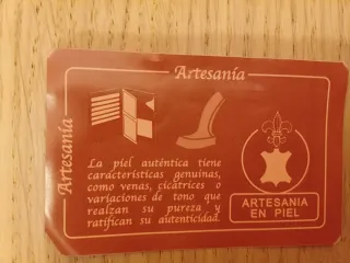 Monedero de piel rojo con hebilla nuevo