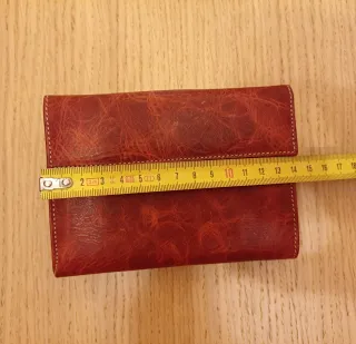 Monedero de piel rojo con hebilla nuevo