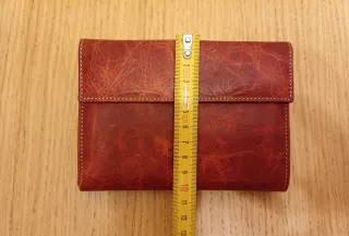 Monedero de piel rojo con hebilla nuevo