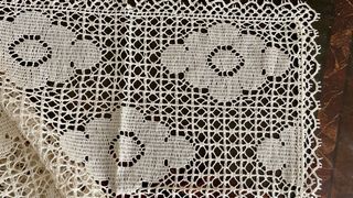 Tovaglia in pizzo filet floreale 100x100 cm