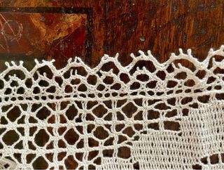 Tovaglia in pizzo filet floreale 100x100 cm