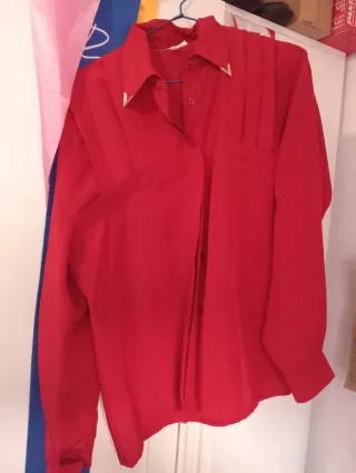 Camisa roja con detalles dorados