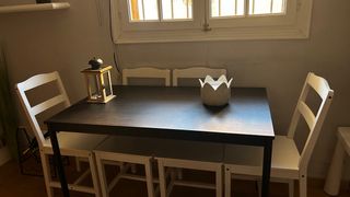 Mesa comedor y 4 sillas blancas
