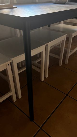 Mesa comedor y 4 sillas blancas