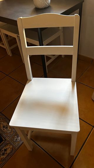 Mesa comedor y 4 sillas blancas