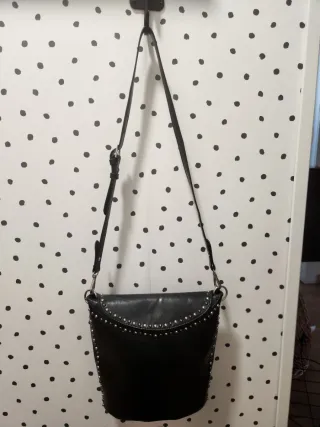Bolso negro con tachas