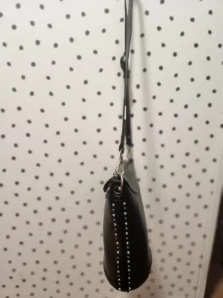 Bolso negro con tachas