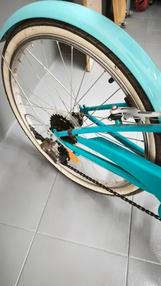 Bicicleta azul con cesta para niño de 8 a 12 años