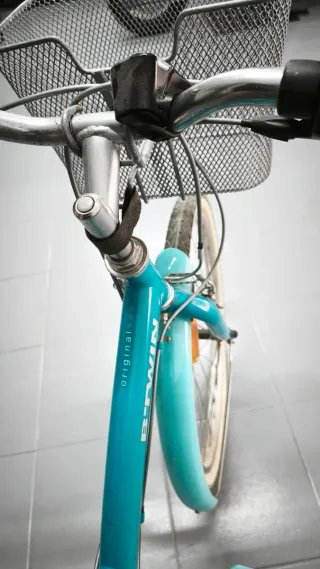 Bicicleta azul con cesta para niño de 8 a 12 años