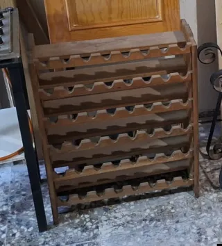 Botellero grande de madera. Está en Murcia