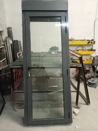 Puerta de aluminio con cristalclimalit con cámara