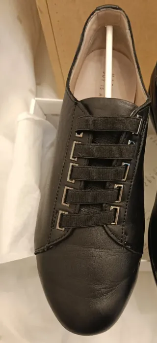 Zapatos Hispanitas para mujer negros de piel.