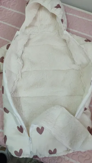 Saco calentito para bebé con corazones