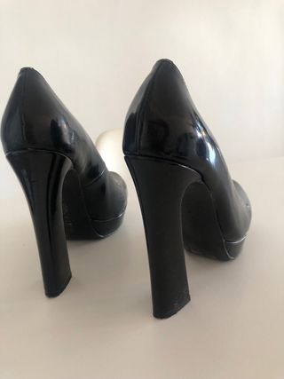 Zapatos de salón negros con plataforma