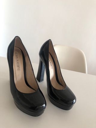 Zapatos de salón negros con plataforma