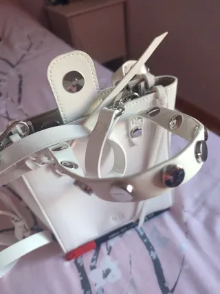 Bolso blanco Parfois con tachuelas