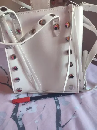 Bolso blanco Parfois con tachuelas