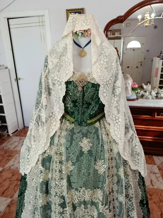 Mantilla de fallera a estrenar media luna