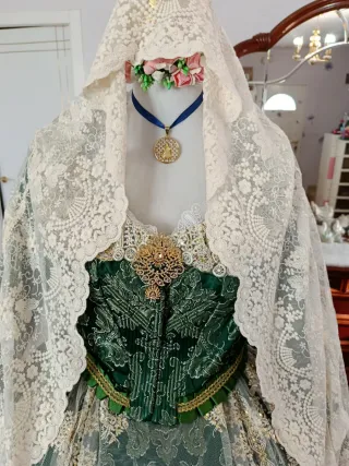 Mantilla de fallera a estrenar media luna