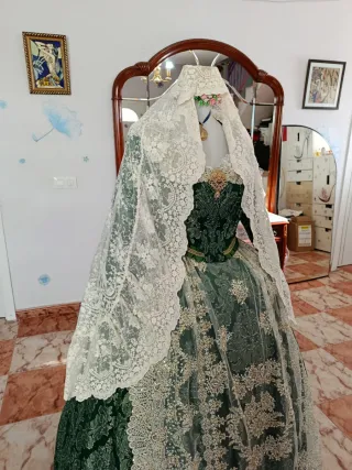 Mantilla de fallera a estrenar media luna