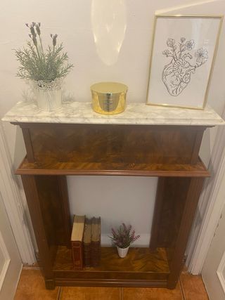 Mueble de chimenea de madera y mármol