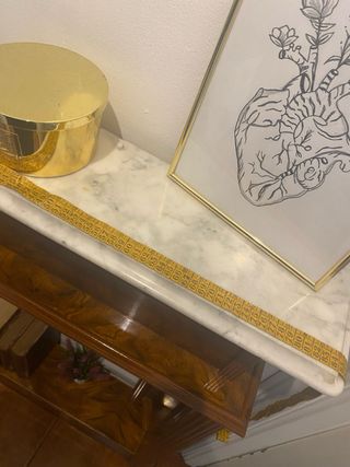 Mueble de chimenea de madera y mármol