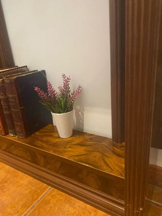 Mueble de chimenea de madera y mármol