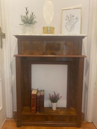 Mueble de chimenea de madera y mármol