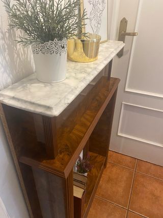 Mueble de chimenea de madera y mármol