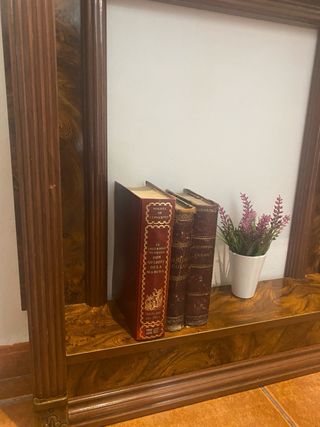 Mueble de chimenea de madera y mármol