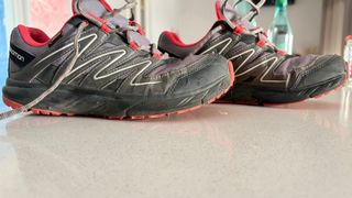 Salomon Deportivas Gris y Rojo