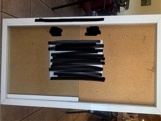 Tablón de anuncios con marco blanco puerta cristal