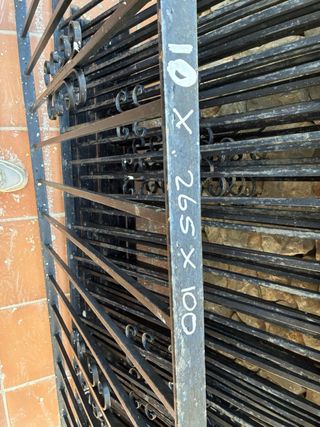 Barandillas metálicas negras. Rejas.