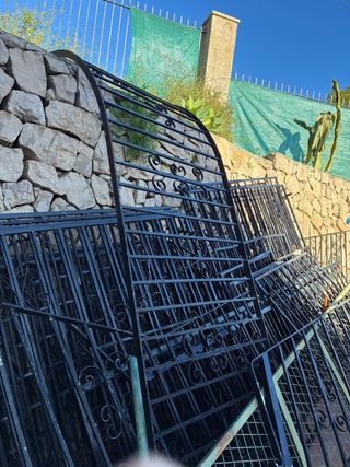 Barandillas metálicas negras. Rejas.