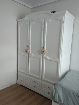 Armario de madera blanco