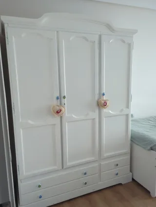 Armario de madera blanco