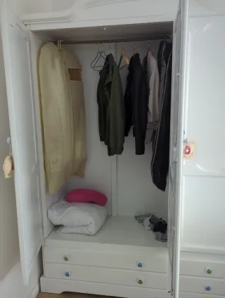 Armario de madera blanco