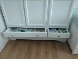 Armario de madera blanco