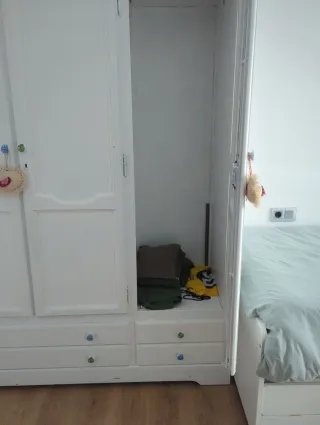 Armario de madera blanco