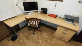 Mesa esquinera de trabajo con cajonera