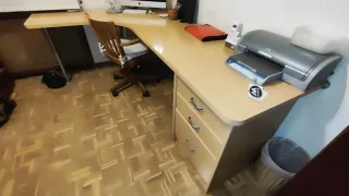 Mesa esquinera de trabajo con cajonera