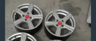 Llantas de aleación plateadas con centro rojo