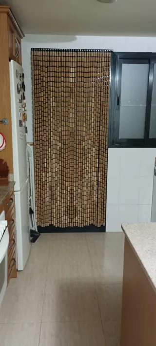 HECHO A MANO. Cortina de corchos.