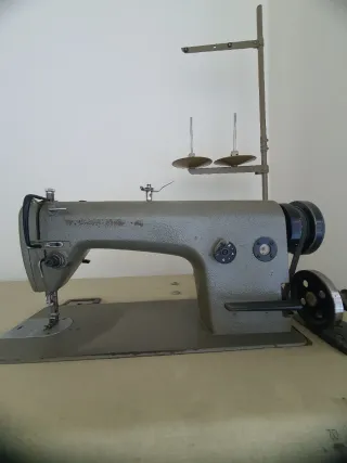 Máquina de coser industrial con mesa